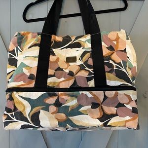 Super cute great beach bag or overnight bag